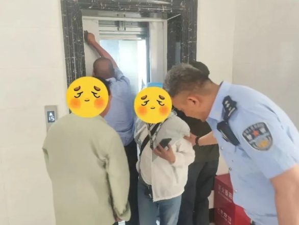 【暖心警事】外卖小哥被困电梯，幸亏……