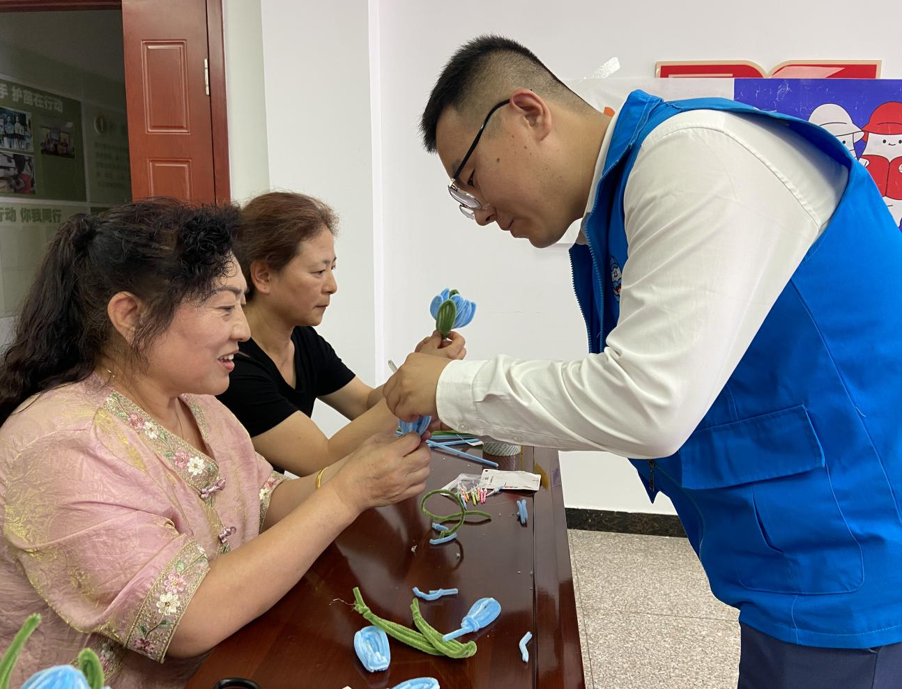 太原万柏林区下元街道：百变扭扭棒  巧手妙生花