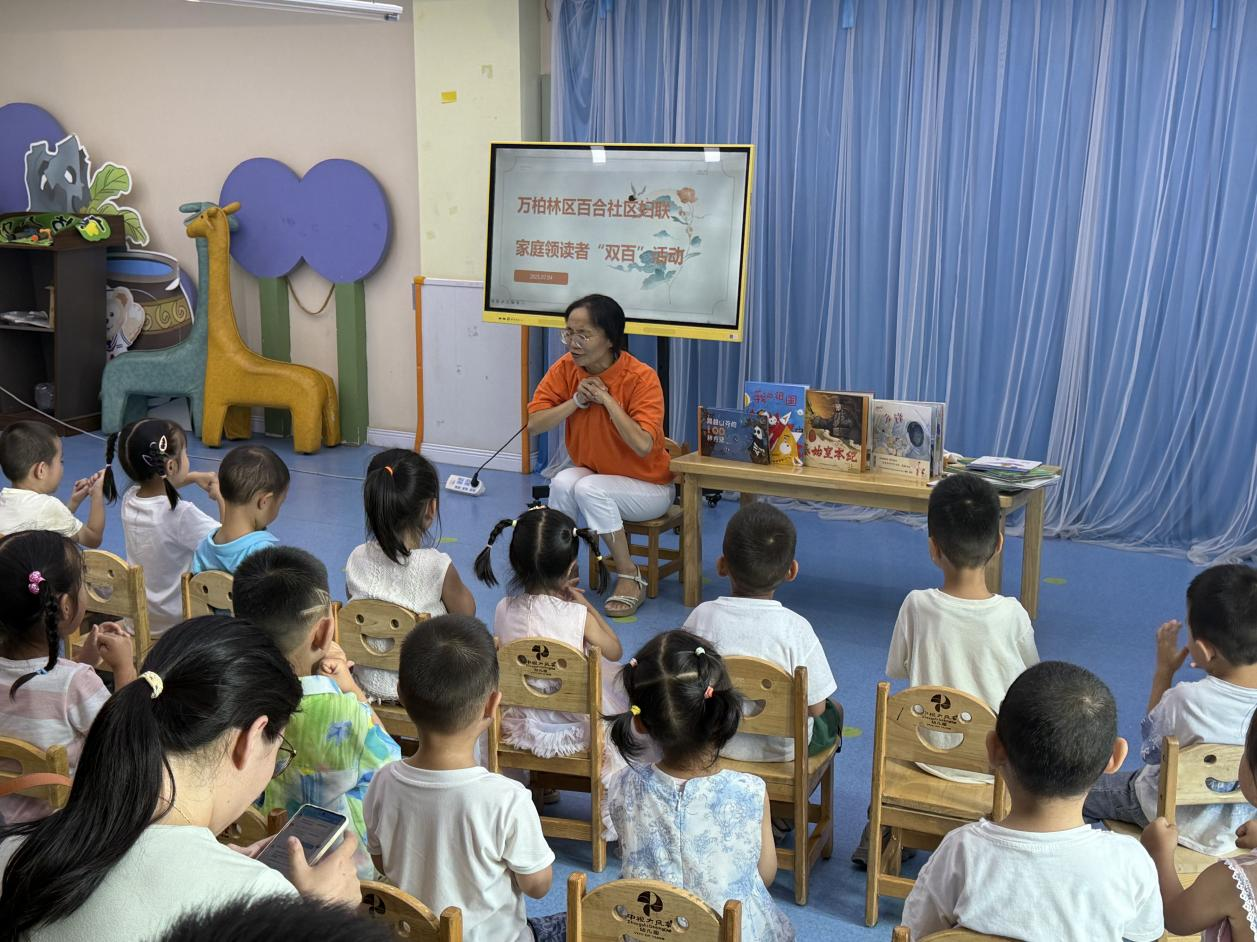 太原万柏林区和平街道：“双百”故事润幼芽  社区送书伴成长