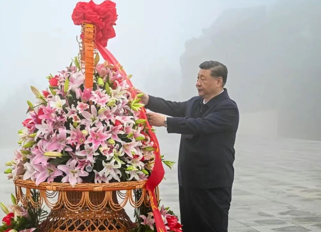 习近平在山西阳泉市向抗战烈士敬献花篮并参观百团大战纪念馆