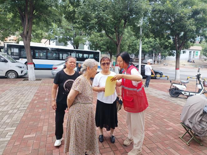 太原万柏林区：“单页”传知识  家家育“明白人”