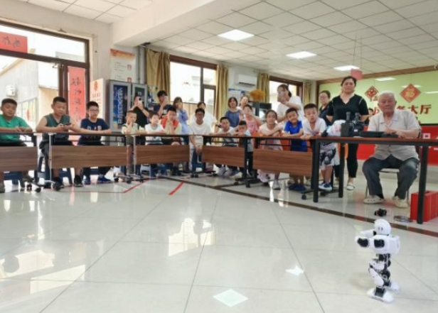 太原万柏林区和平街道：银龄智创“芯”课堂  童趣科技“动”起来