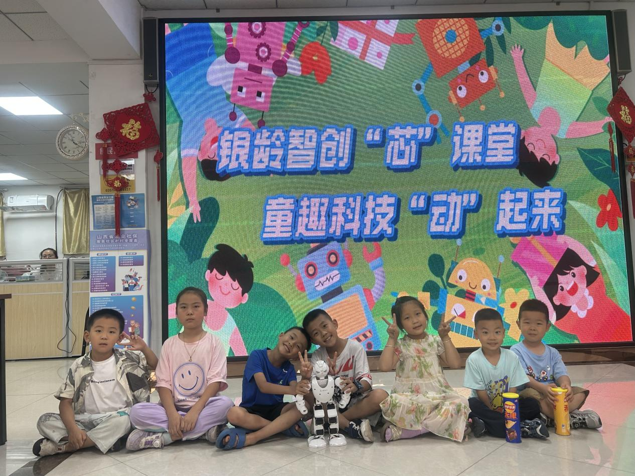 银龄智创“芯”课堂，童趣科技“动”起来——太原万柏林区和平街道九旬老人携改制机器