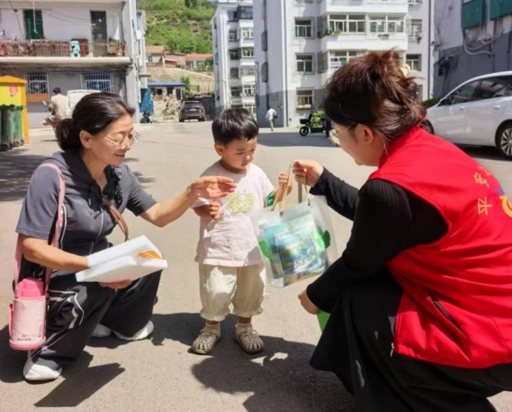 烈日下的清凉守护——太原古交屯乐苑“近邻帮”为特殊群体送上“防暑礼”