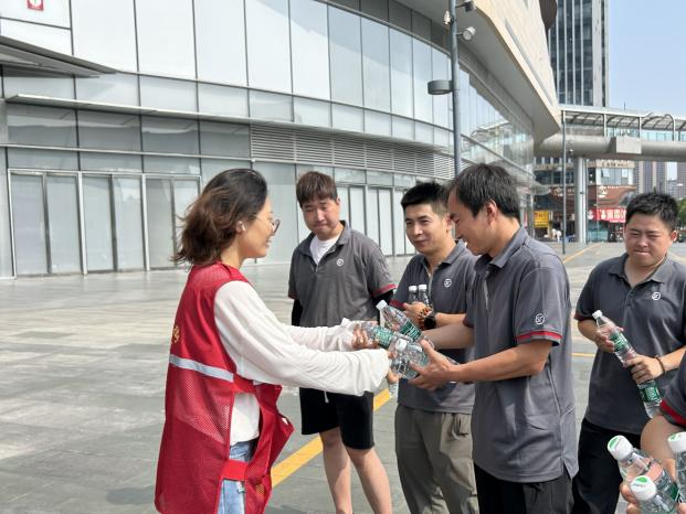 太原万柏林区长风西街街道：夏日送清凉  关爱新力量