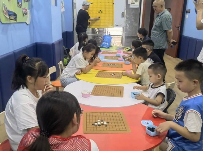 太原万柏林区王化街道：黑白子间传文脉  以棋会友度暑假