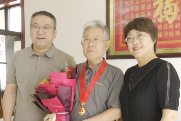 吕梁市卫健委为老党员颁发“光荣在党50年”纪念章