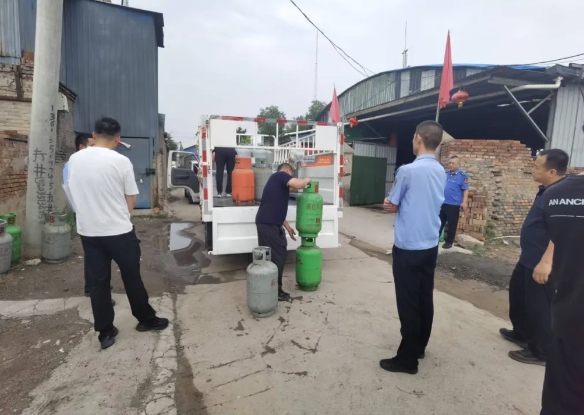 太原小店区黄陵街道：联合出击  成功捣毁瓶装液化气黑窝点