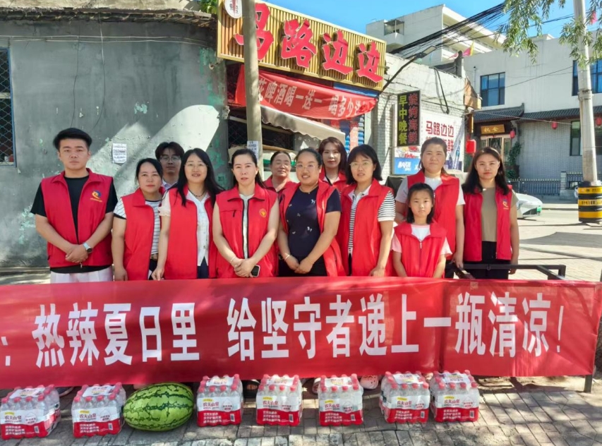 太原古交市义学路社区：热辣夏日里给户外坚守者递上一瓶清凉