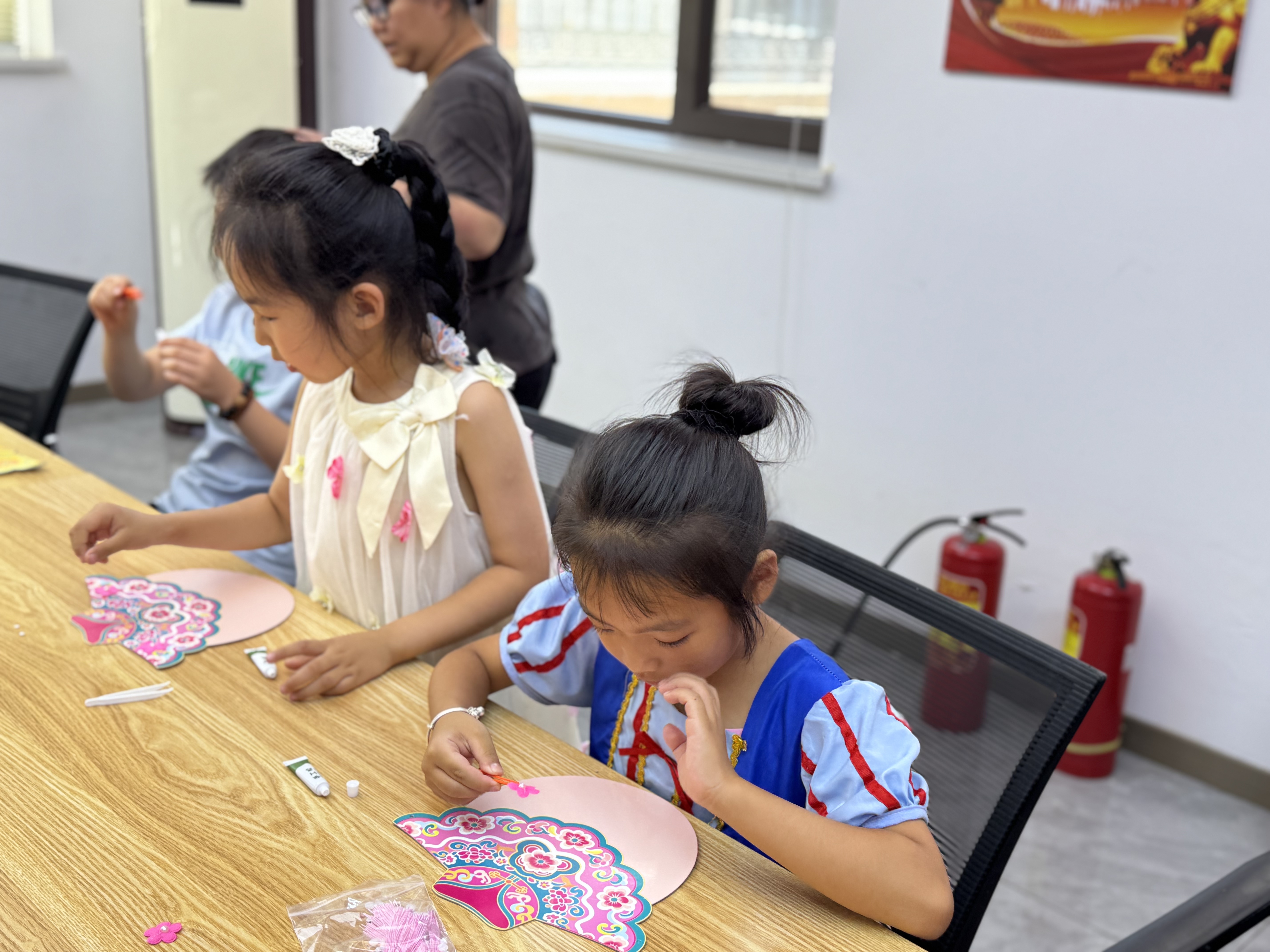 太原杏花岭区巨轮街道：暑期新时代文明实践站里体验非遗手作