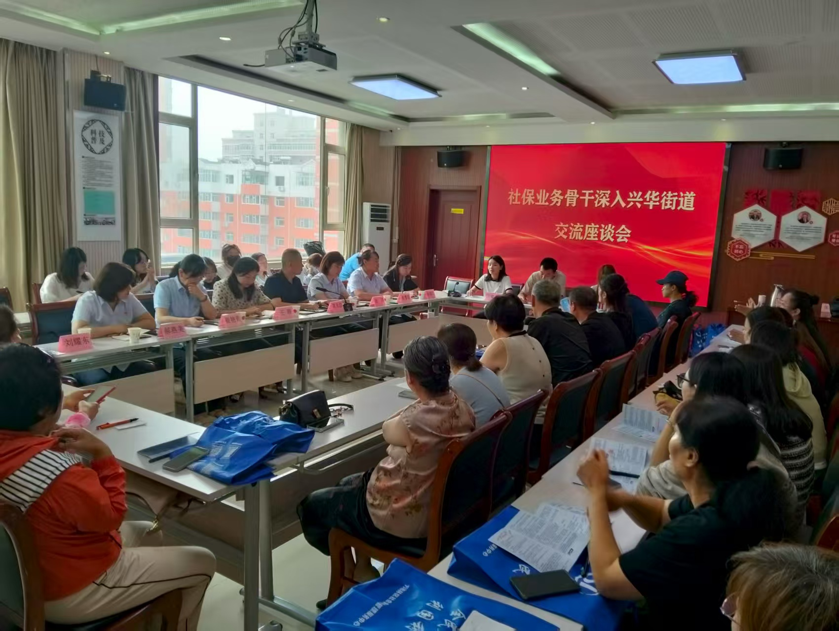 太原万柏林区人社局：党徽闪耀社保路，服务下沉暖民心