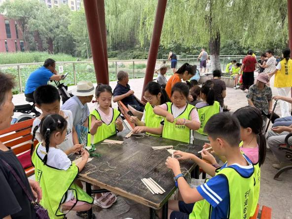 太原万柏林区神堂沟街道：巧手编竹简  细思文字源