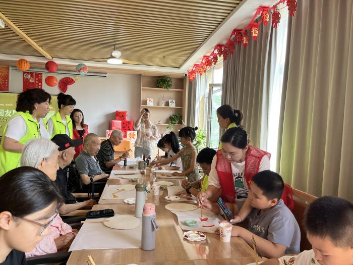 太原万柏林区：情暖“一老一小” 传承非遗文化