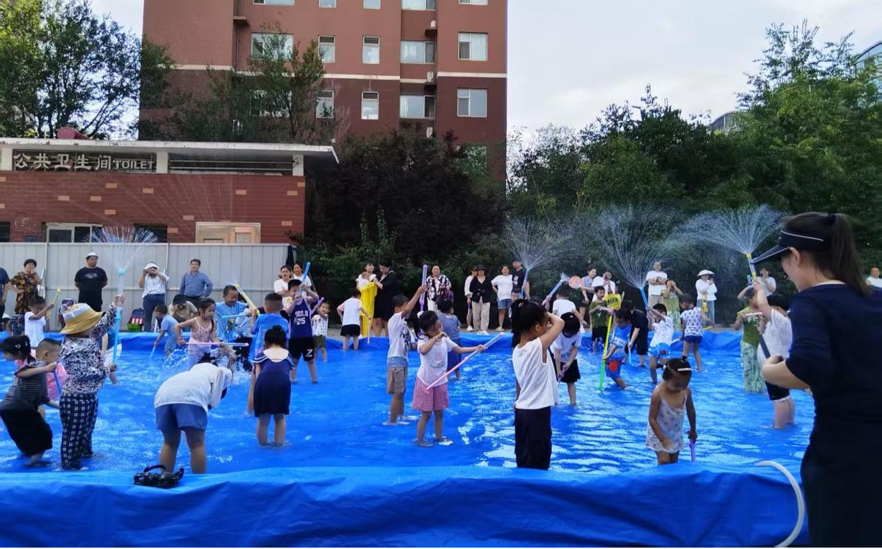 太原万柏林区和平街道：亲子嬉水享清凉  邻里温情漾心间