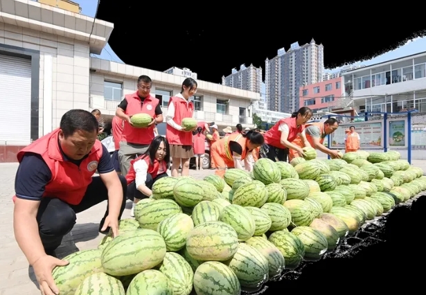 吕梁：400颗西瓜送到环卫工人手中