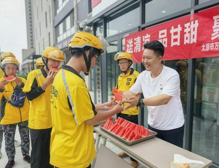太原万柏林区南寒街道：夏日送清凉  情暖新就业群体