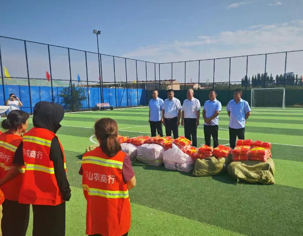 临汾浮山农商银行爱心捐赠 情暖环卫工人