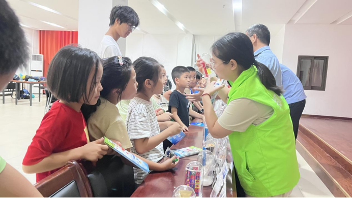 河南郑州：禁毒宣传走进暑假班 孩子们喜提“防毒锦囊”470.png