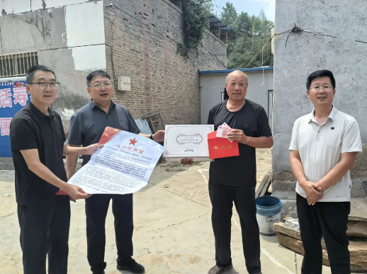 吕梁石楼县领导刘剑、杨剑一行深入和合乡开展“八一”走访慰问活动并调研防汛工作