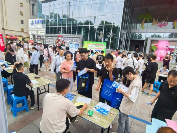 夜场搭台，就业筑梦——吕梁“职引未来”夜场招聘火力全开