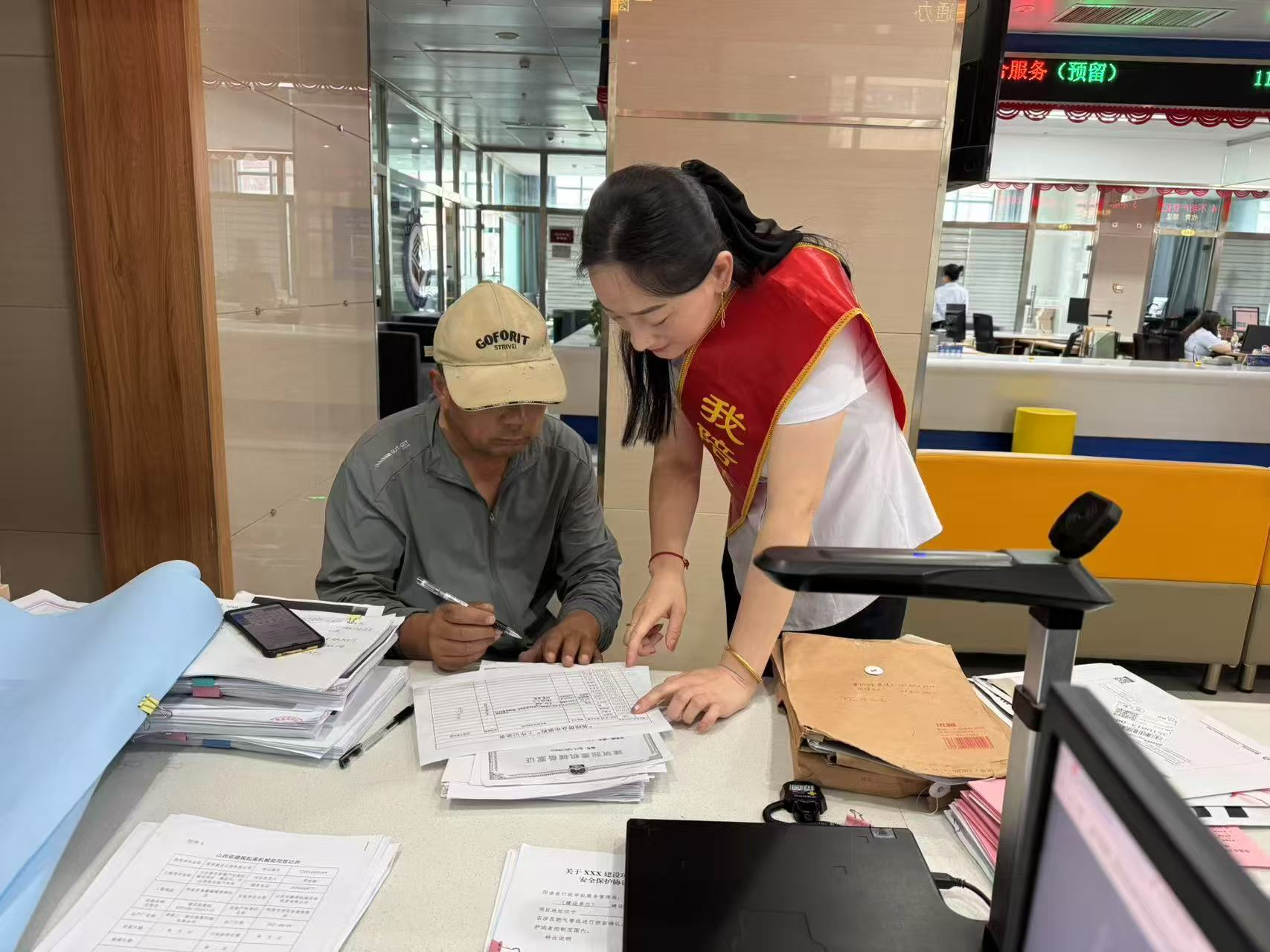 太原阳曲县审批局：从“柜台内”到“群众中”，以“走流程”架起“连心桥”