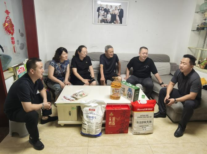 太原万柏林区：建军节里送关怀  民政搭桥心连心