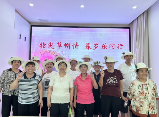 太原万柏林区小井峪街道：指尖草帽情  暮岁乐同行