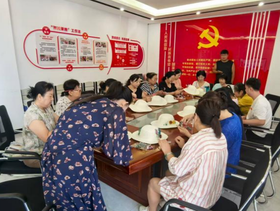 太原万柏林区西铭街道：法治护航幸福家  巧制草帽载繁花