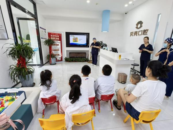 太原万柏林区下元街道开展“多彩假期  小小牙医”职业体验活动