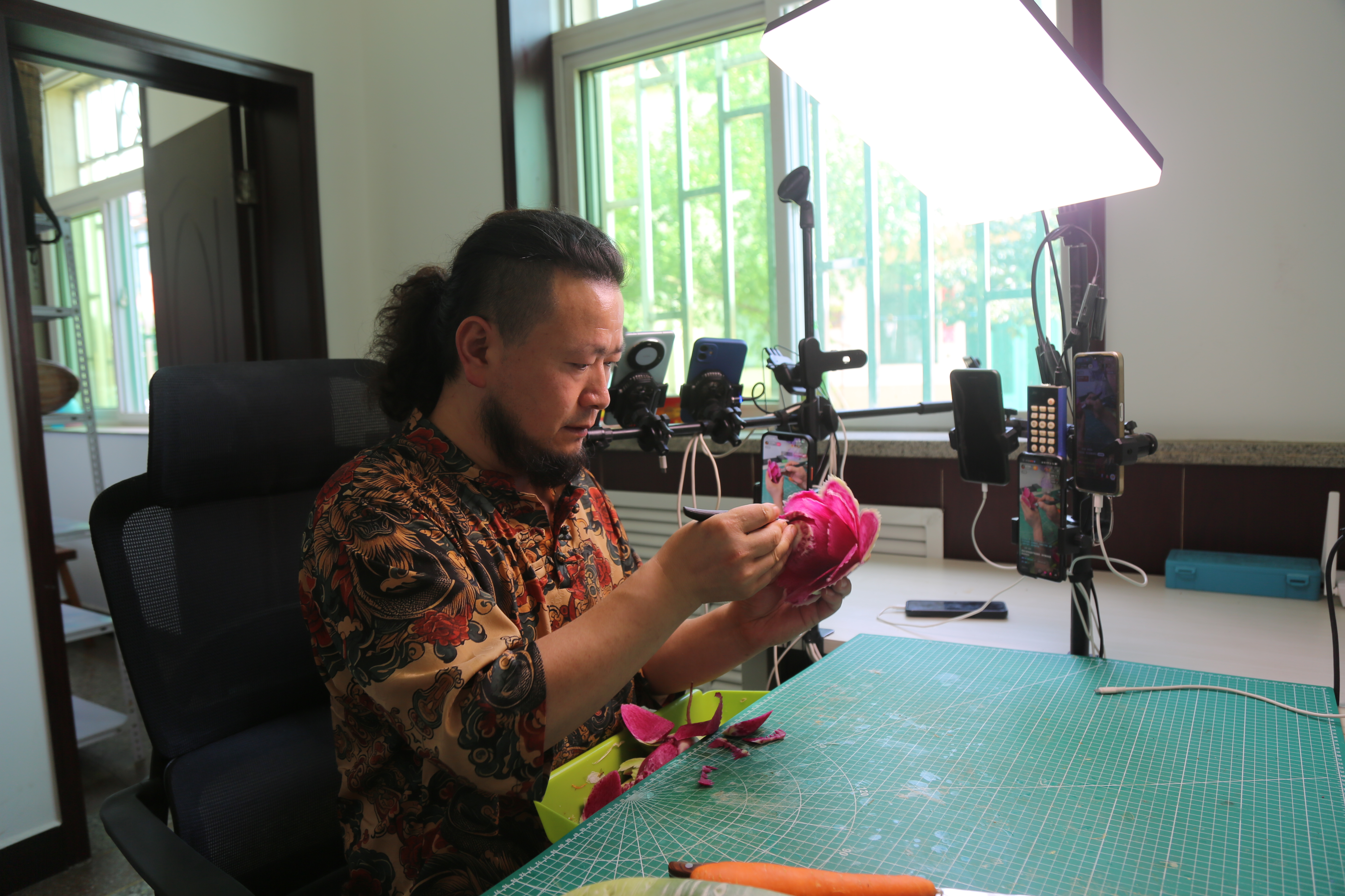 果蔬雕刻师马俊：刀刻传情意  果蔬绽芳华