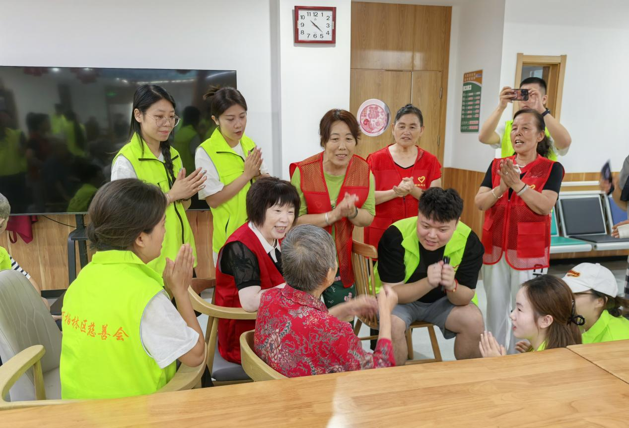 太原万柏林区和平街道：青春伴银龄  共暖夕阳红