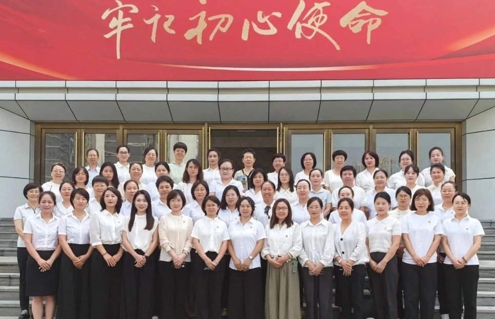 忻州定襄县组织领导干部家属赴省党风廉政教育基地开展“清风传家 德润定襄”助廉活动