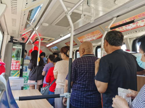 太原万柏林区神堂沟街道：公交充值进社区  贴心服务暖人心