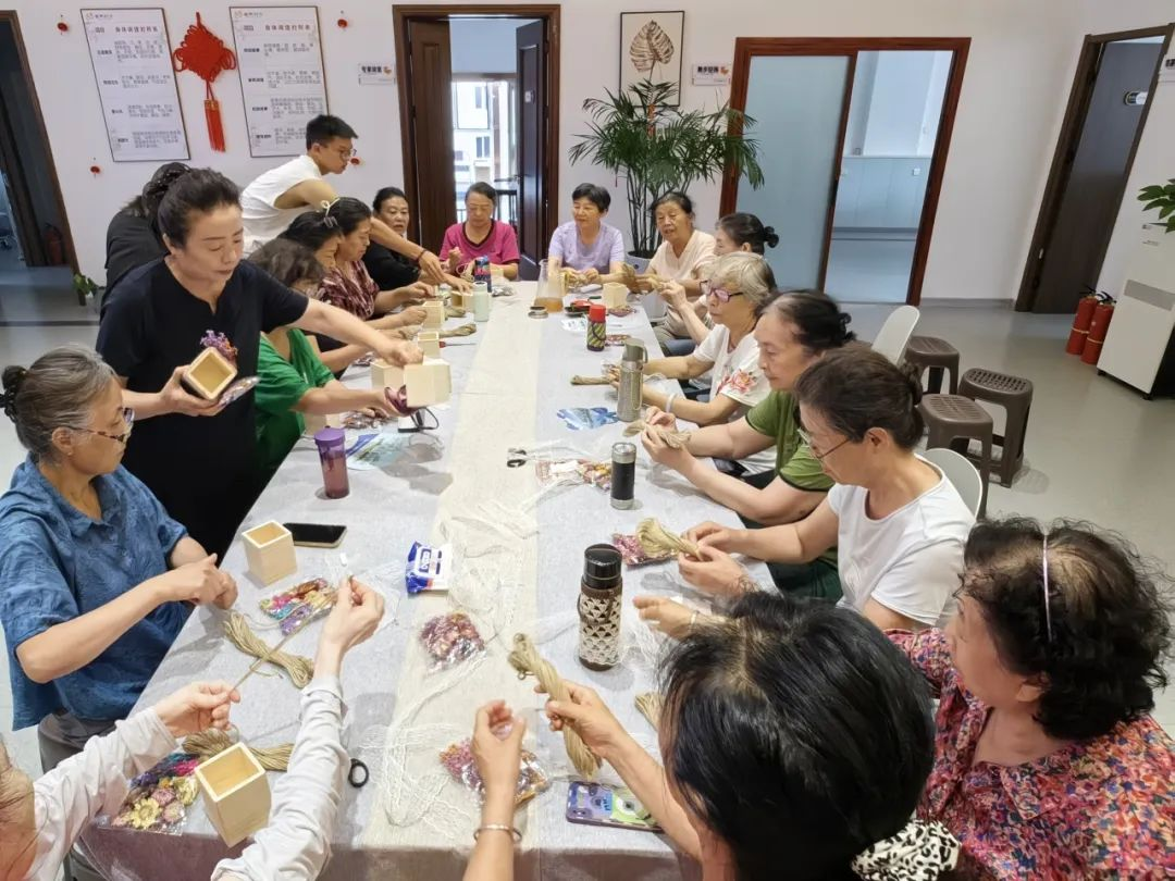 太原万柏林区兴华街道：巧制花笔筒  邻里情更浓