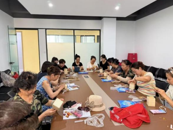 太原万柏林区神堂沟街道：笔尖落墨  花影长存