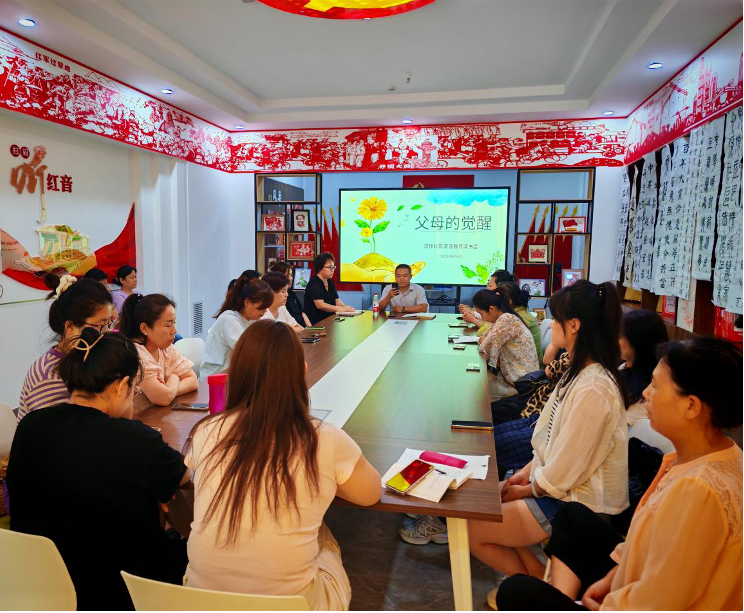 太原万柏林区兴华街道：家庭教育读书会  破解“鸡娃”焦虑