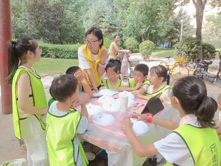 太原万柏林区神堂沟街道：“京彩”暴击  巧手绘脸谱