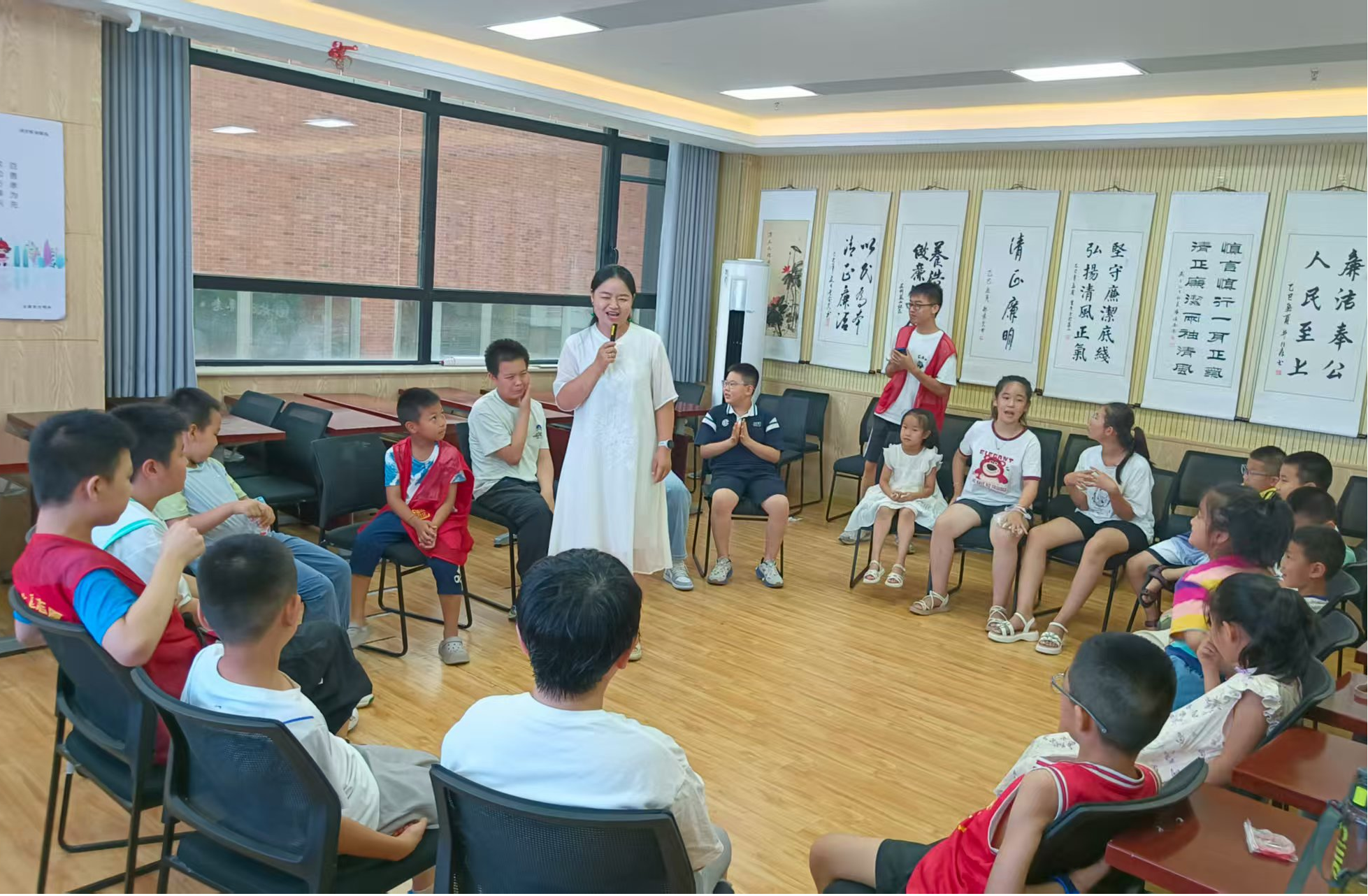 太原万柏林区小井峪街道举办了“微小坚持——读见更好的自己”暑期未成年人读书活动