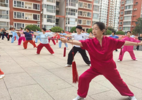 太原万柏林区长风西街街道：一招一式强体魄  太极剑里享健康
