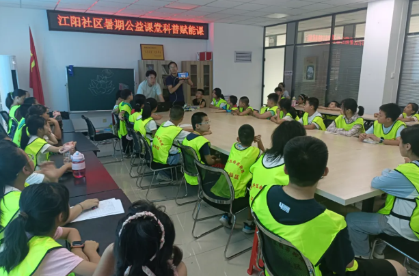 太原尖草坪区南寨街道江阳社区青少年在科技课堂上“造飞机”