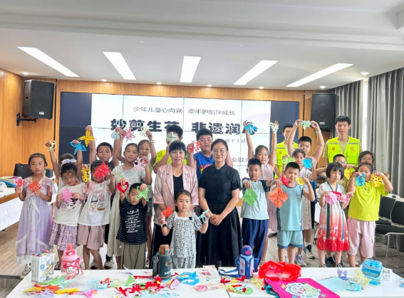 “妙剪生花  非遗润心”非遗剪纸手工活动——临汾曲沃县开展2025暑假儿童关爱服