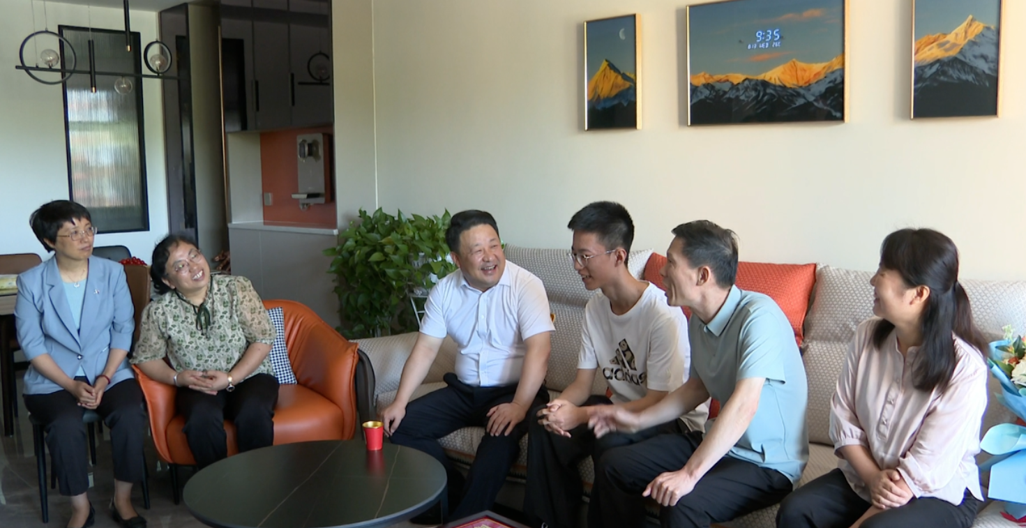 吕梁临县四大班子领导走访慰问2025年度全县高考优秀学生