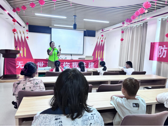 河南郑州:巧手绘清风 禁毒润童心docx388.png