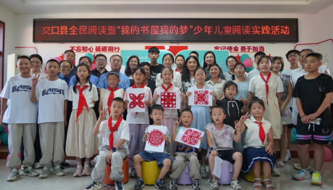 书香伴夏，筑梦成长——吕梁交口县院与田庄村新时代文明实践站结对共建开展“我的书屋