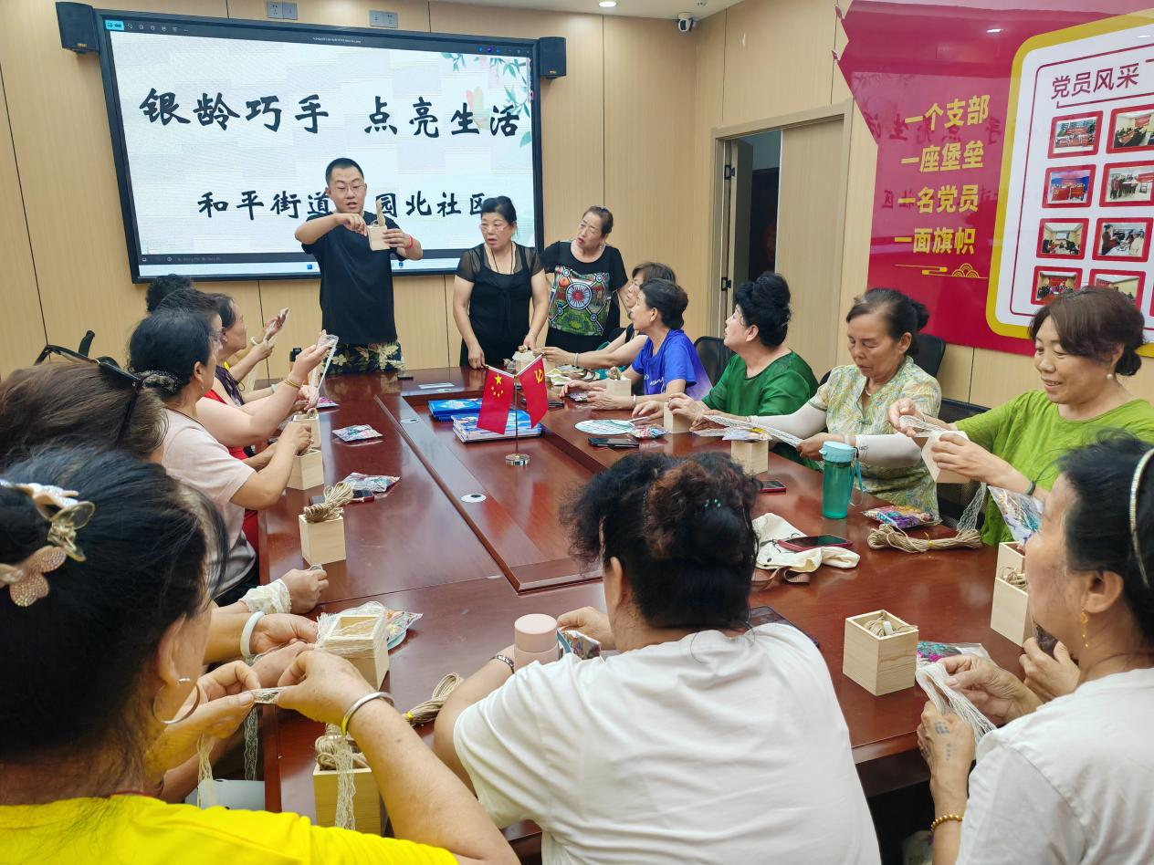 太原万柏林区和平街道：银龄巧手  点亮生活