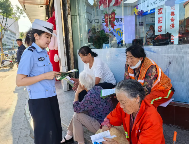 吕梁岚县交警走街串巷开展交通安全宣讲