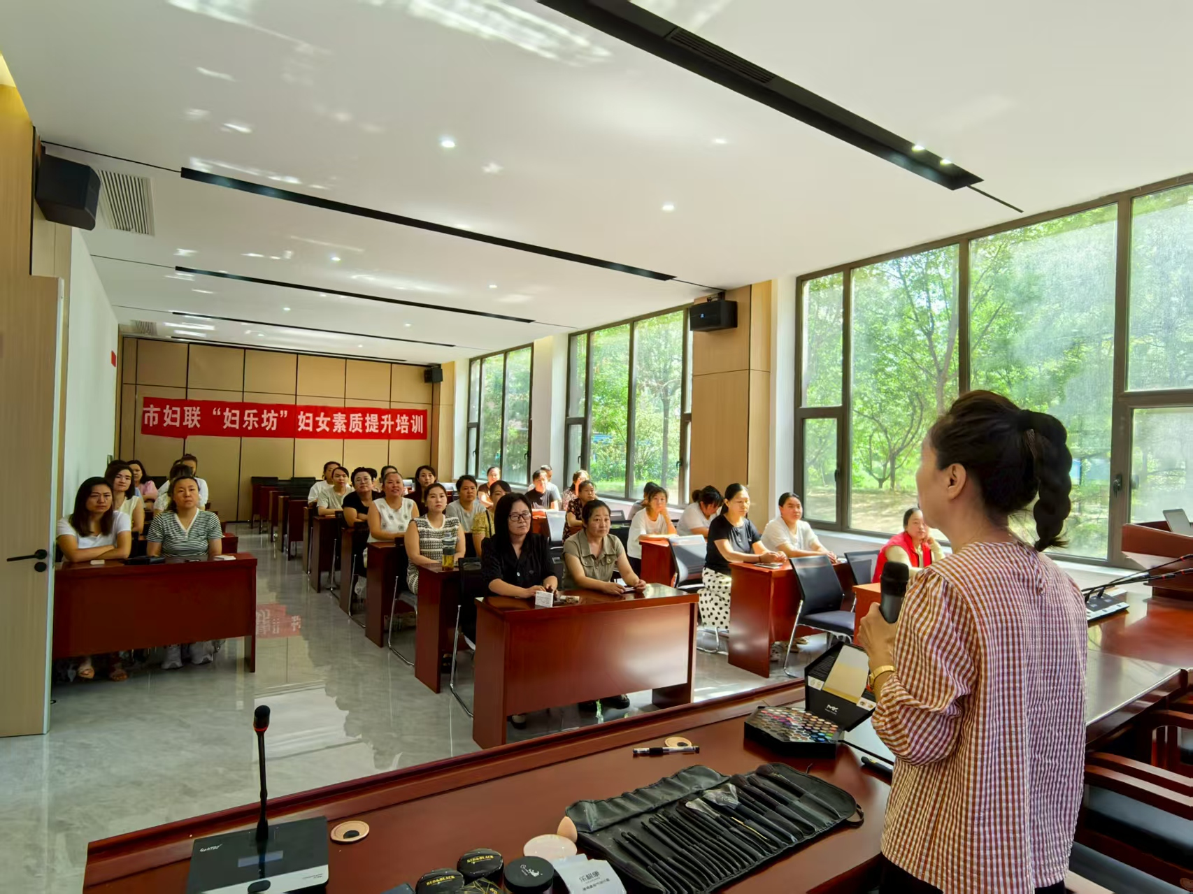 太原晋源区城北社区：彩妆课助力社区妇女绽芳华