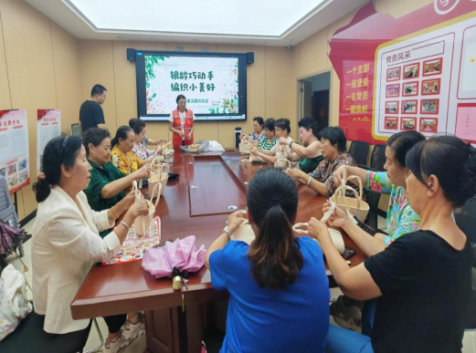 太原万柏林区和平街道：银龄巧动手  编织小美好