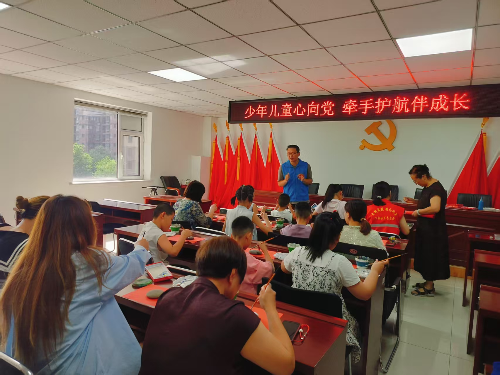 太原万柏林区神堂沟街道：少年儿童心向党  牵手护航伴成长