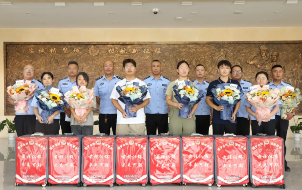 长治壶关县公安局召开2025年“圆梦金秋  情暖警营”欢送民辅警子女高考升学座谈